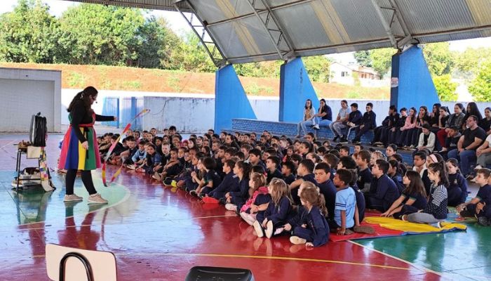 Campo Bonito - Governo Municipal promove espetáculo em alusão ao Dia do Livro para alunos da rede municipal